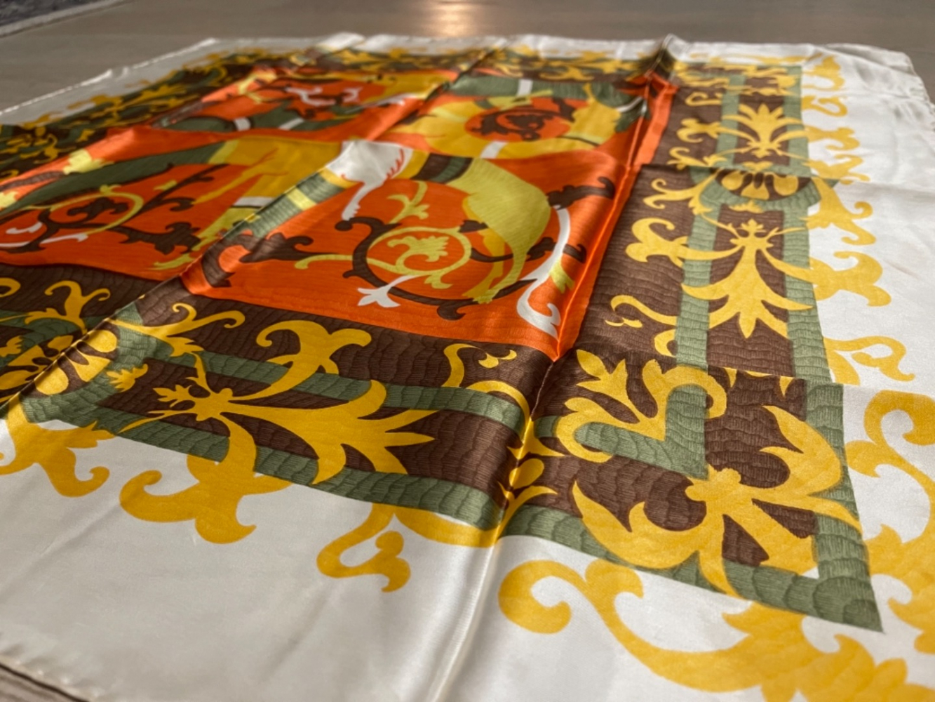 Pierre Cardin Echarpe en sergé de soie Dragon Exotique