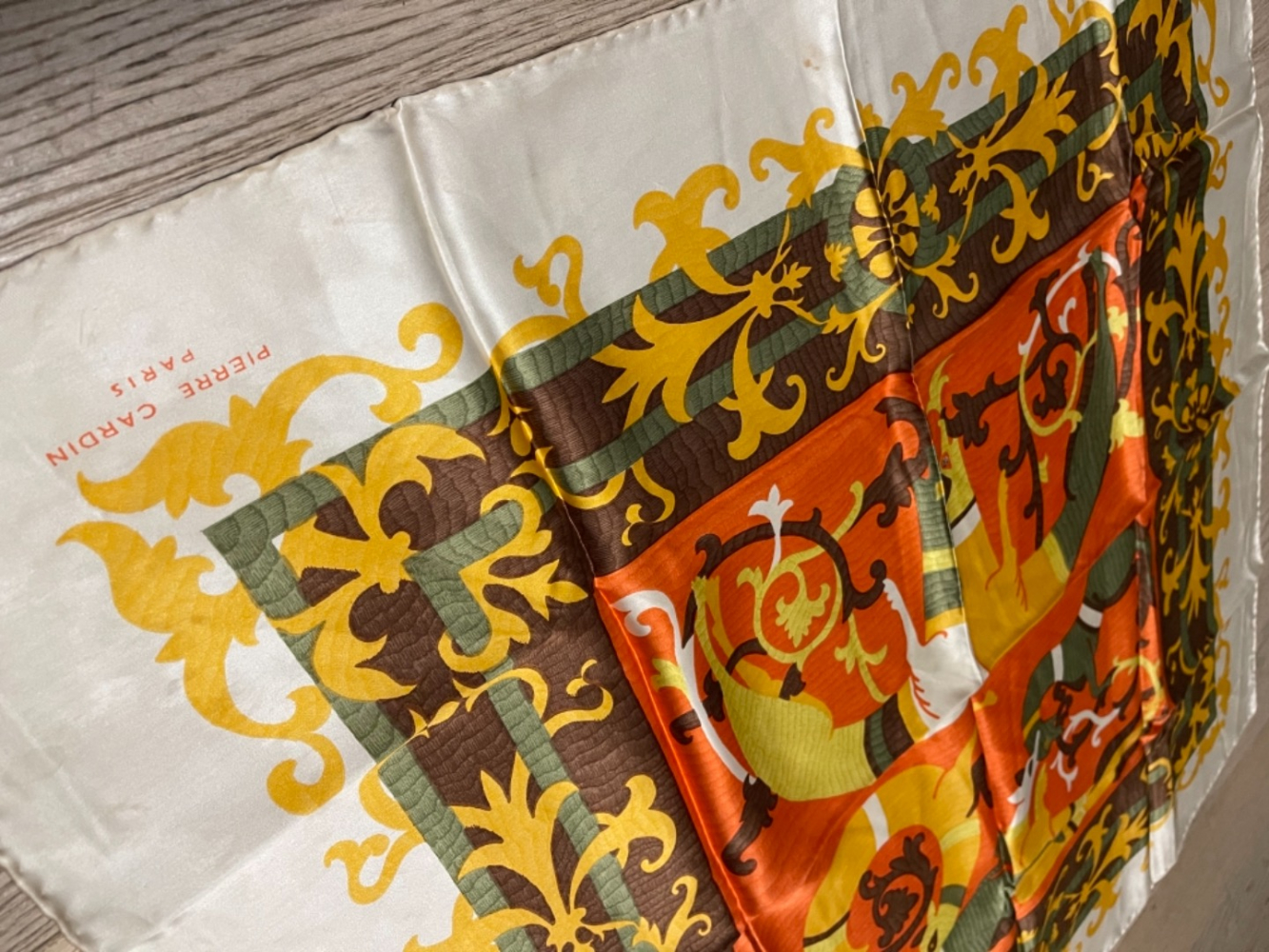 Pierre Cardin Echarpe en sergé de soie Dragon Exotique