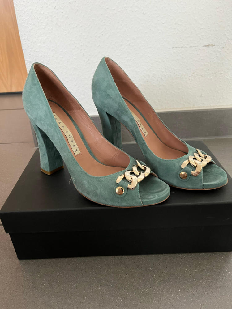 Pura Lopez pumps