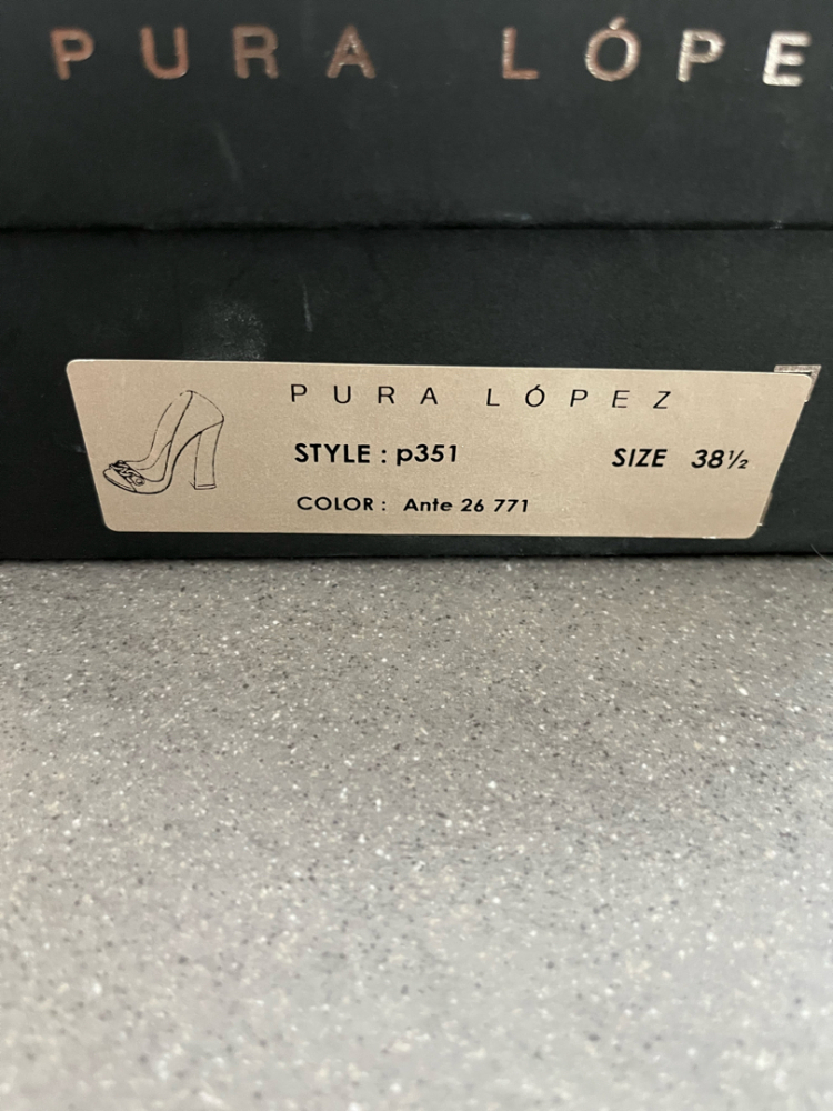 Pura Lopez pumps