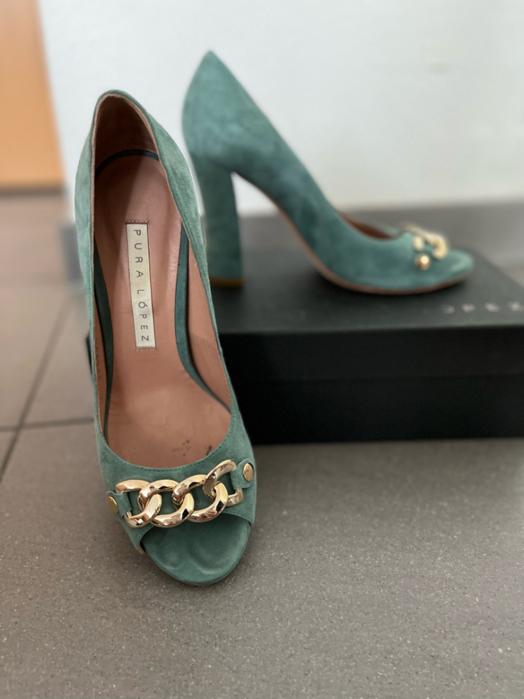 Pura Lopez pumps