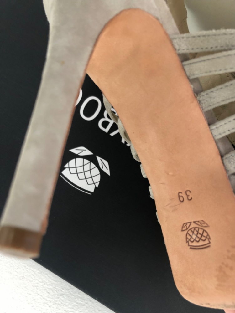 Navyboot Sandales compensées en suede.