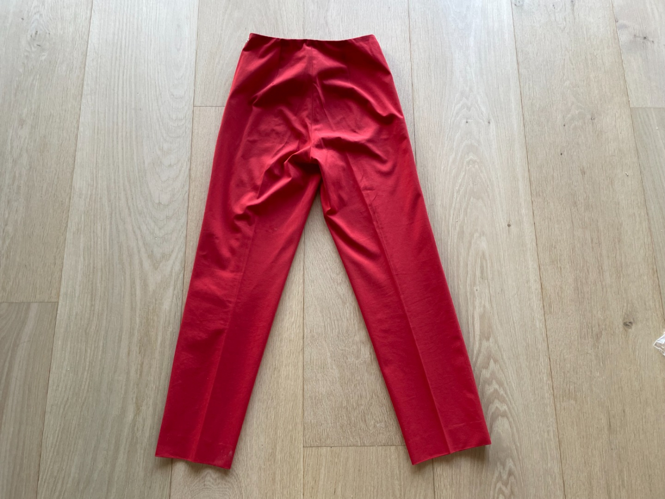 Max Mara Schlicht und hell! Rote Max Mara Hose aus Baumwolle, mit schönen Details.