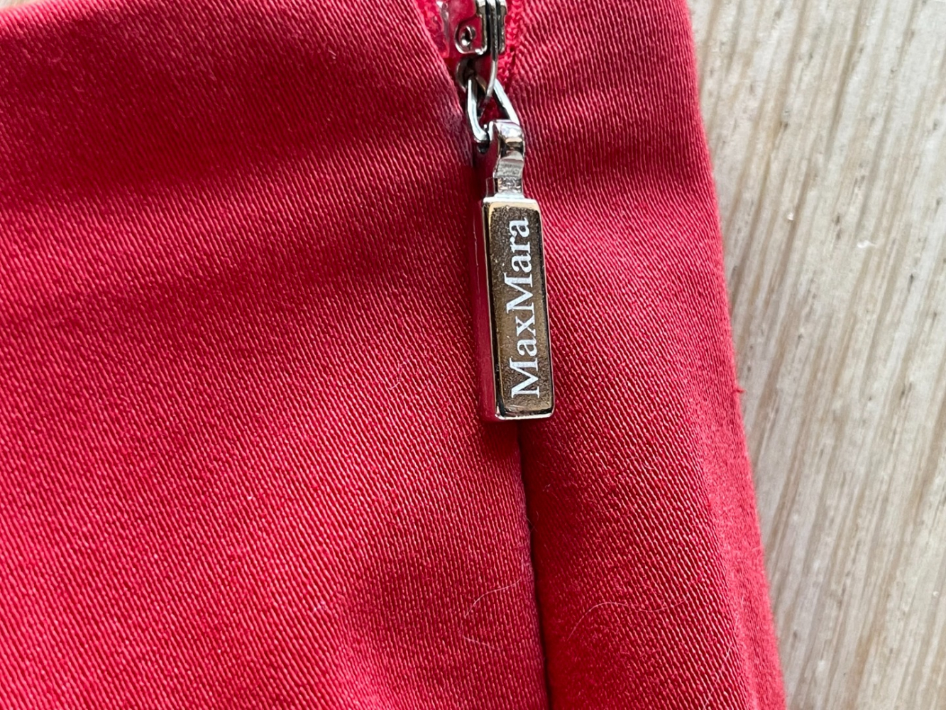 Max Mara Schlicht und hell! Rote Max Mara Hose aus Baumwolle, mit schönen Details.