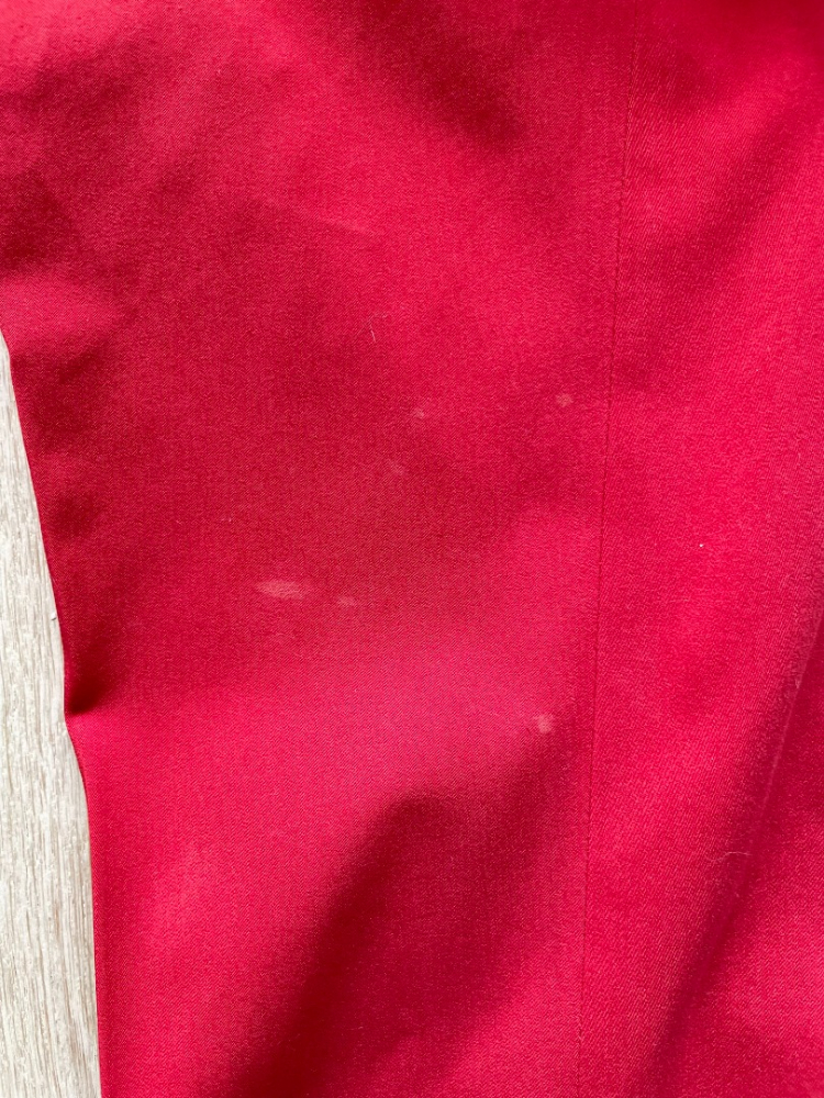 Max Mara Schlicht und hell! Rote Max Mara Hose aus Baumwolle, mit schönen Details.