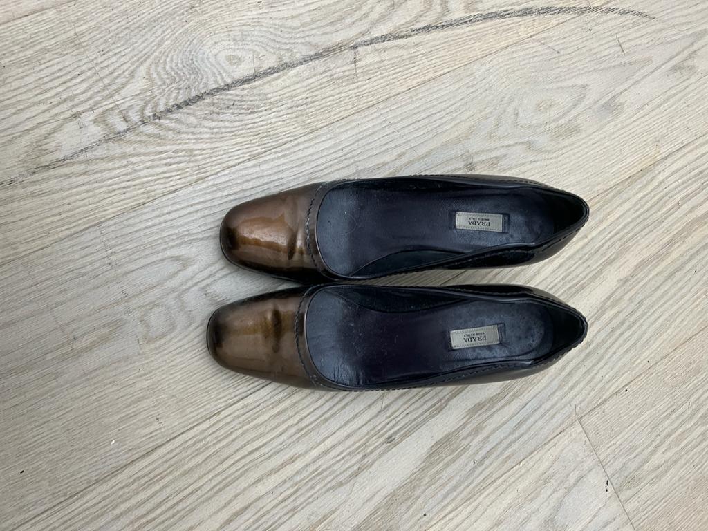 Prada Pompes en cuir verni Grafite