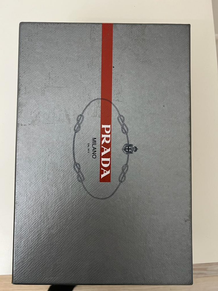 Prada Pompes en cuir verni Grafite