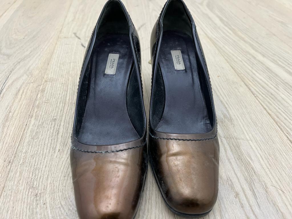 Prada Pompes en cuir verni Grafite