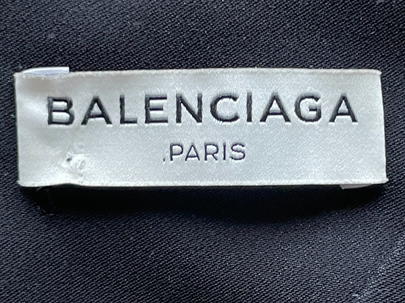 Balenciaga Ultra-cool : Mini robe noire Balenciaga.