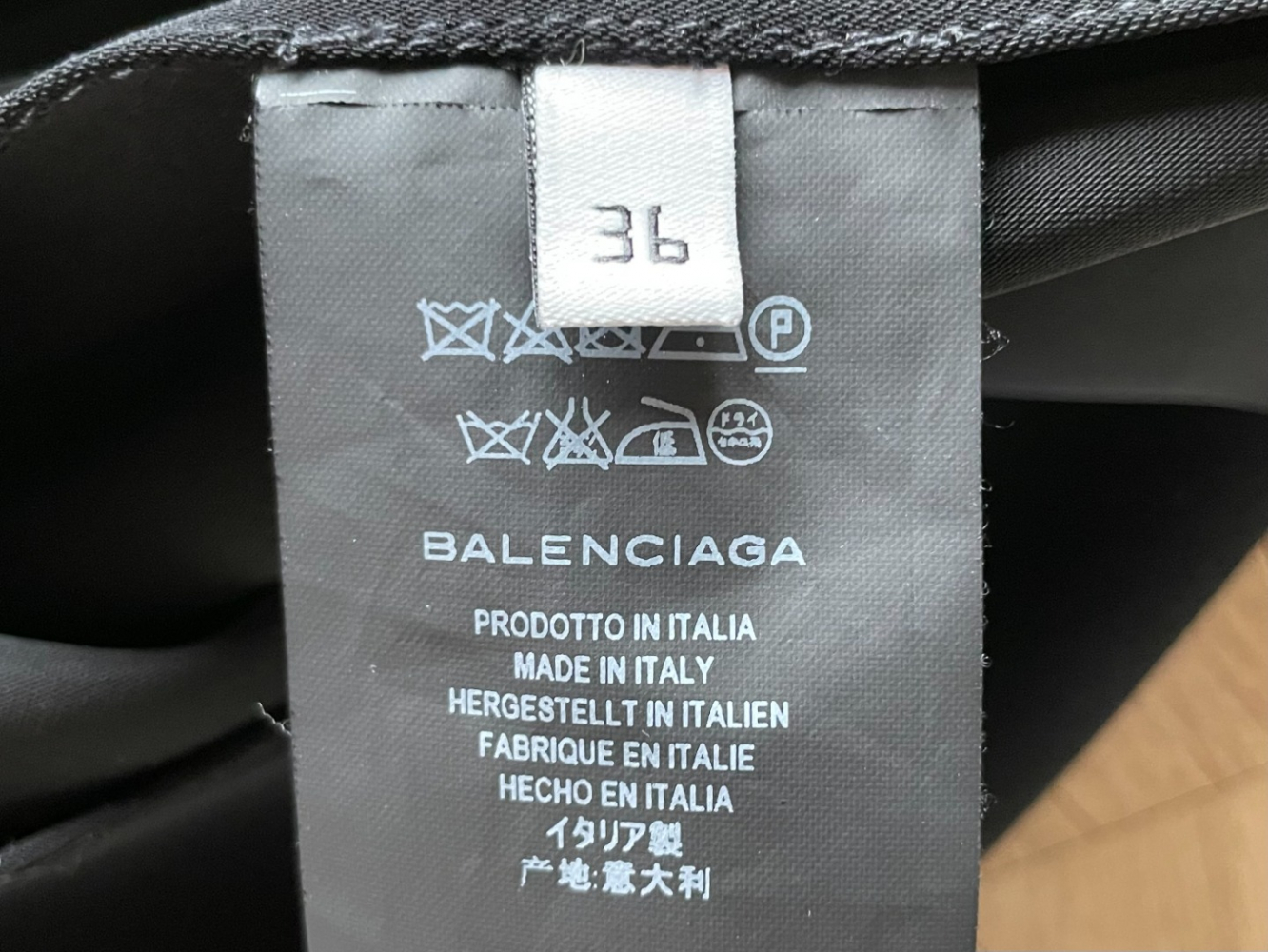 Balenciaga Ultra-cool : Mini robe noire Balenciaga.