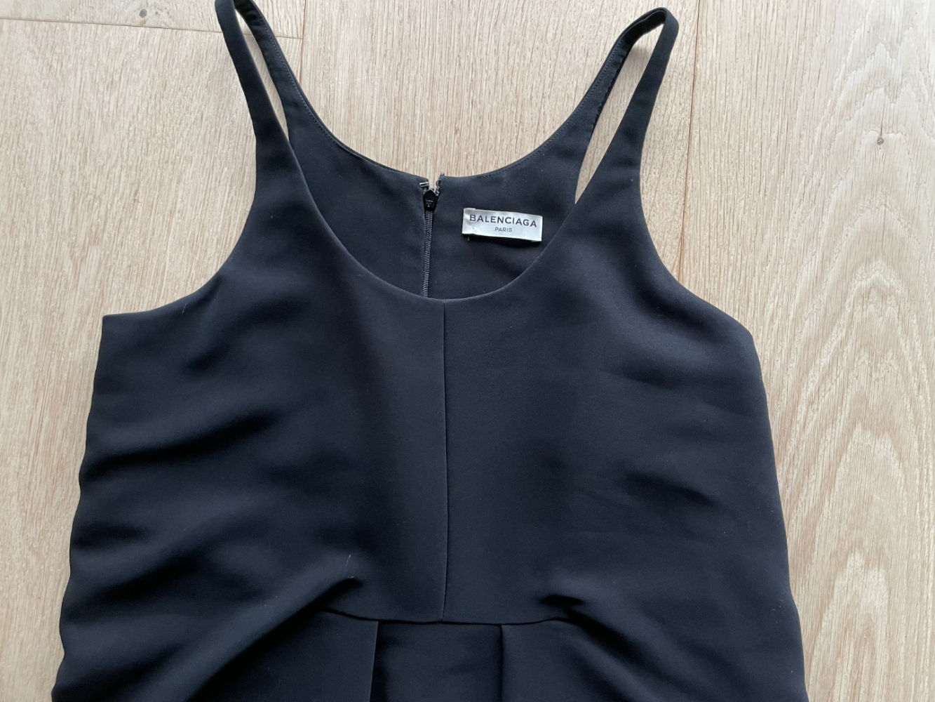 Balenciaga Ultra-cool : Mini robe noire Balenciaga.