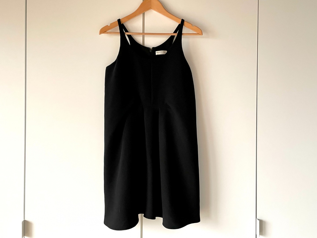 Balenciaga Ultra-cool : Mini robe noire Balenciaga.