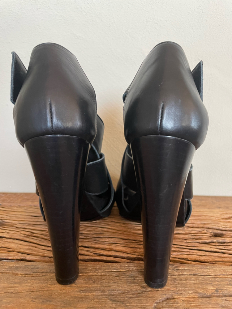 Hermès Hermes Sandalen aus Kalbsleder mit gekreuztem Plateau