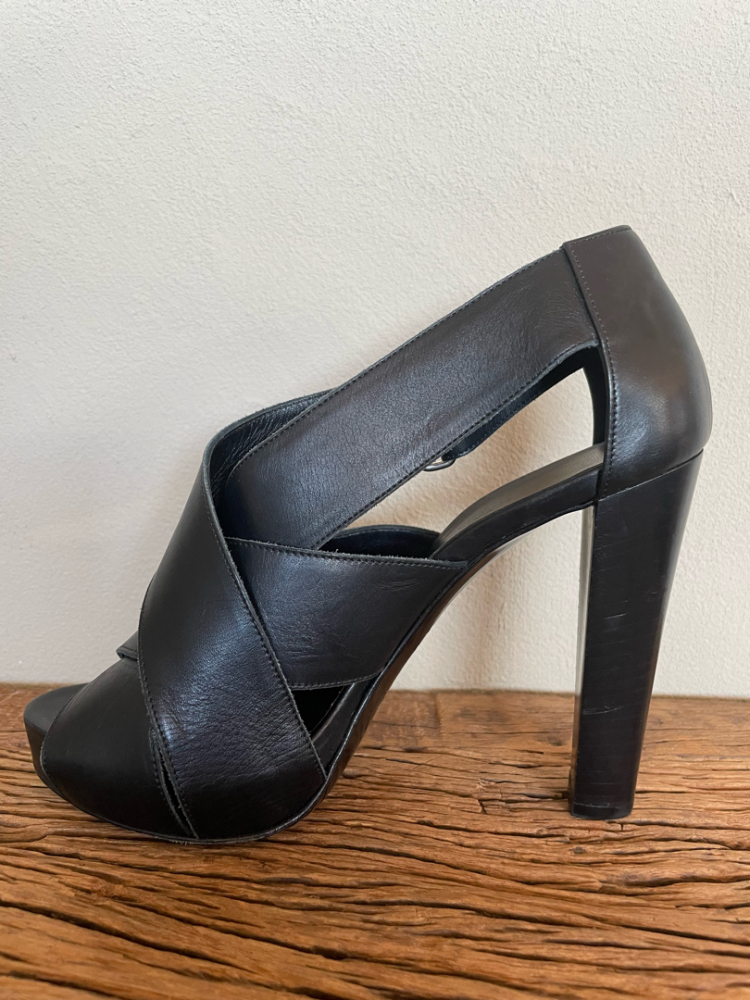 Hermès Hermes Sandalen aus Kalbsleder mit gekreuztem Plateau