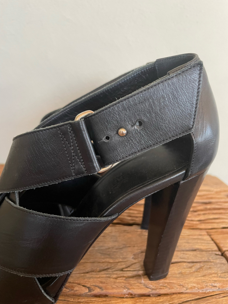 Hermès Hermes Sandalen aus Kalbsleder mit gekreuztem Plateau