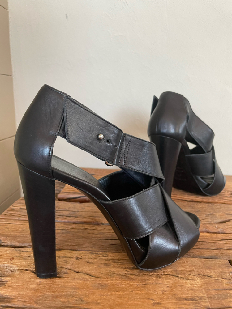 Hermès Hermes Sandalen aus Kalbsleder mit gekreuztem Plateau