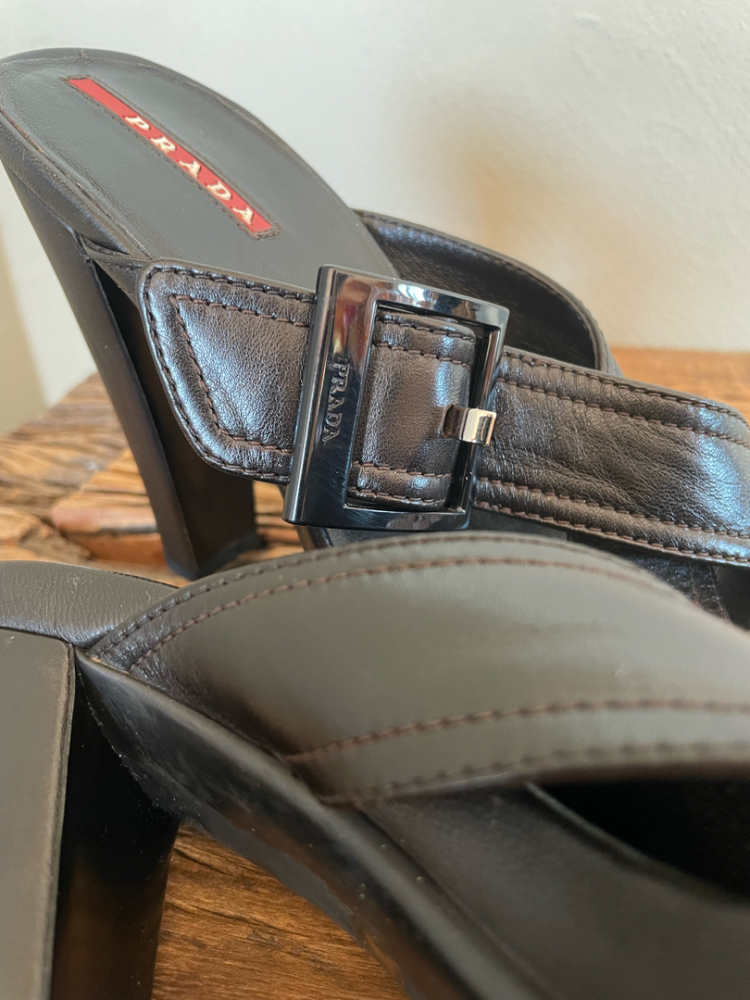 Prada Sandales bouclées Criss Cross