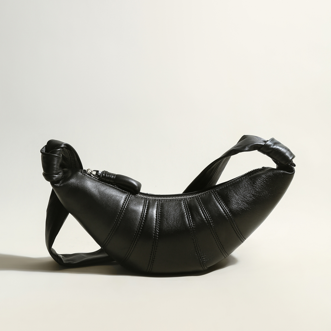 'Croissant Chic' Schultertasche für Damen