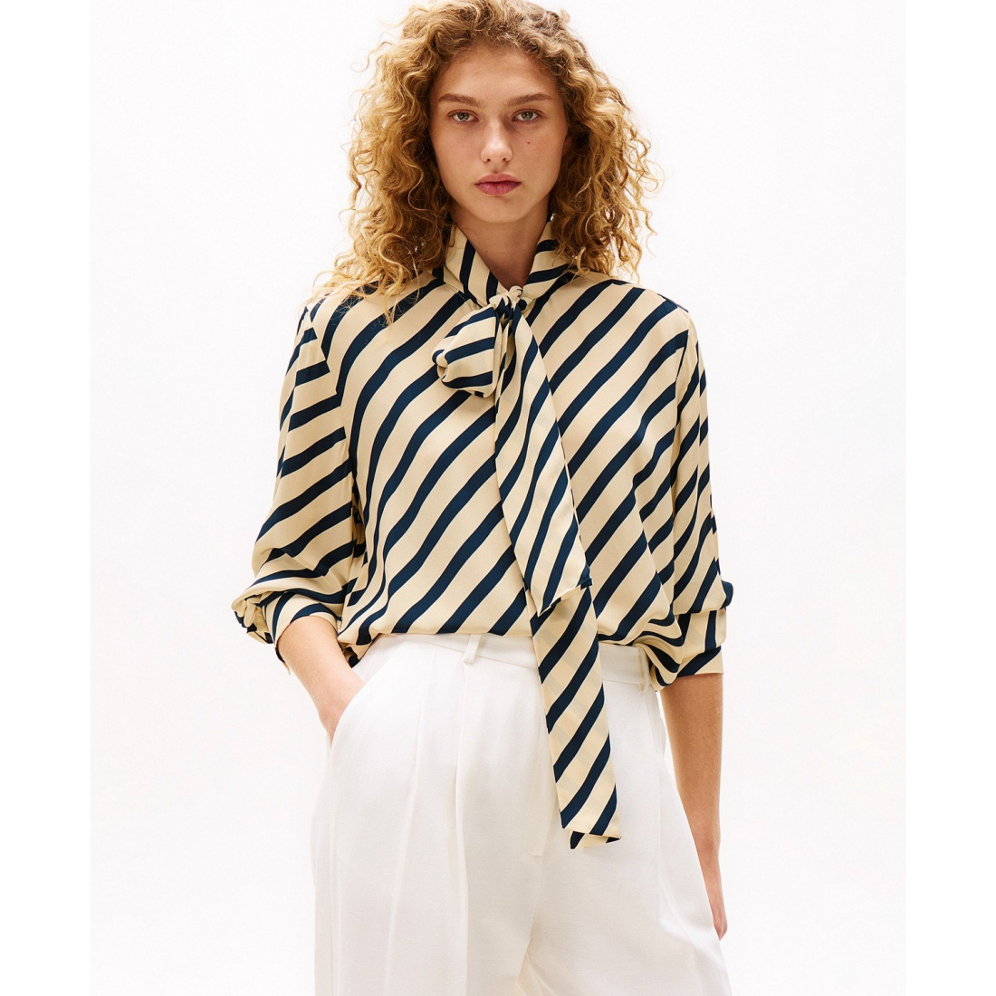'x Sofia Richie Grainge Fluid Brenton Striped Tie-Neck Shirt' pour Femmes