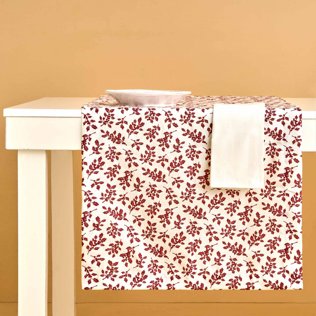 Mistletoe Set Runner + 2 Napkins, White/Red