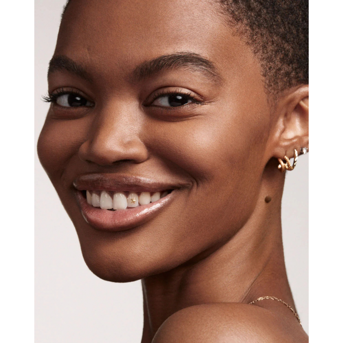 'Pro Filt’r Soft Matte' - 385 Medium Deep With Neutral Undertone, Powder Foundation 9.1 g