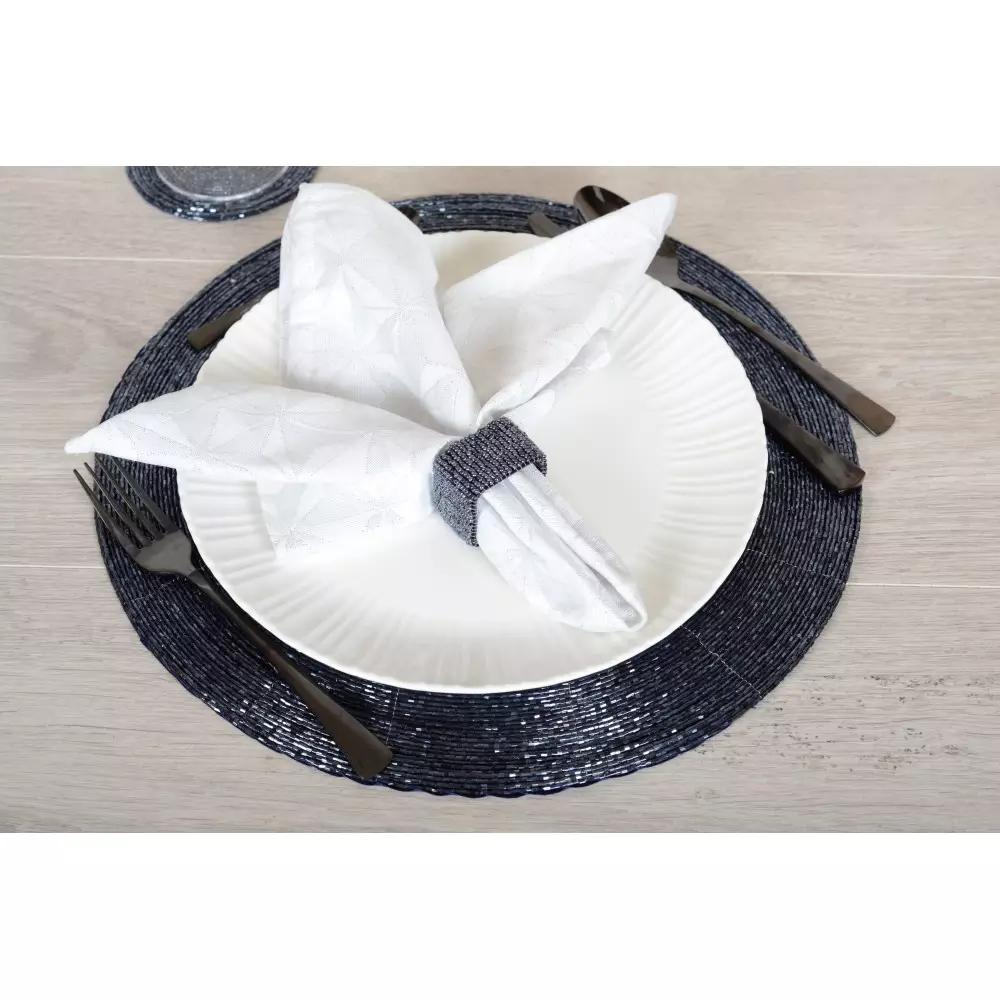 Dunkelblaue, perlenbesetzte Platzmatte