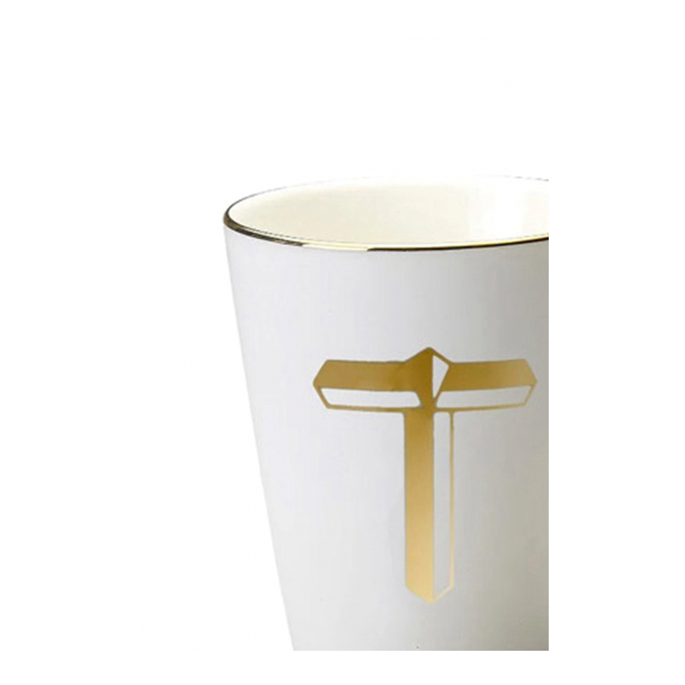 'Letter T' Becher