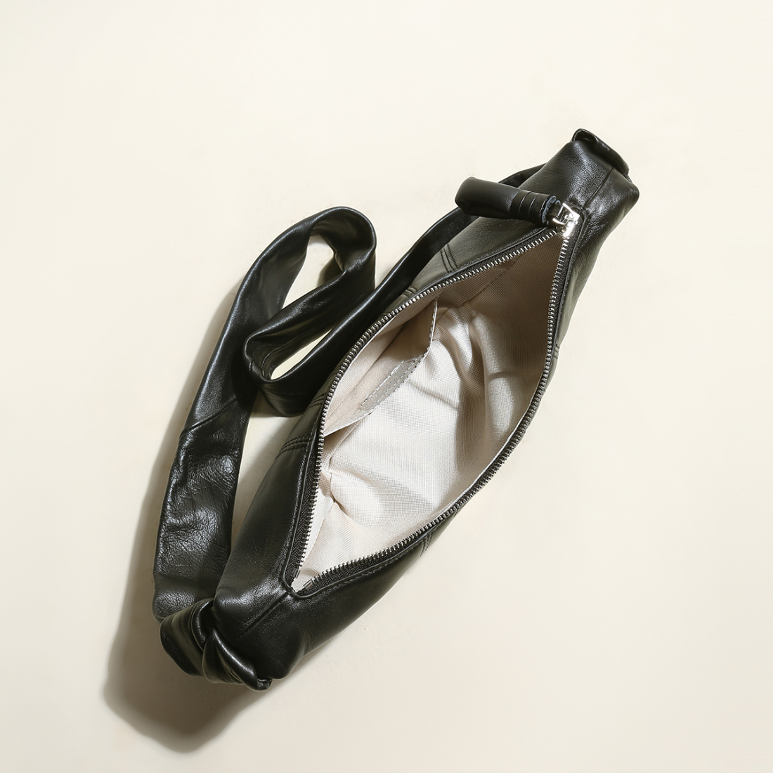 'Croissant Chic' Schultertasche für Damen