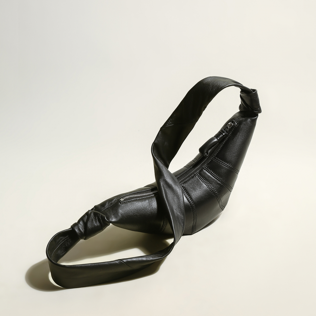 'Croissant Chic' Schultertasche für Damen