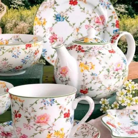 Frühstückstasse Aus Porzellan Mit Untertasse, 370 ml. In Einer Farbigen Geschenkbox Mit Dem Aufdruck „Garden Dreams“.