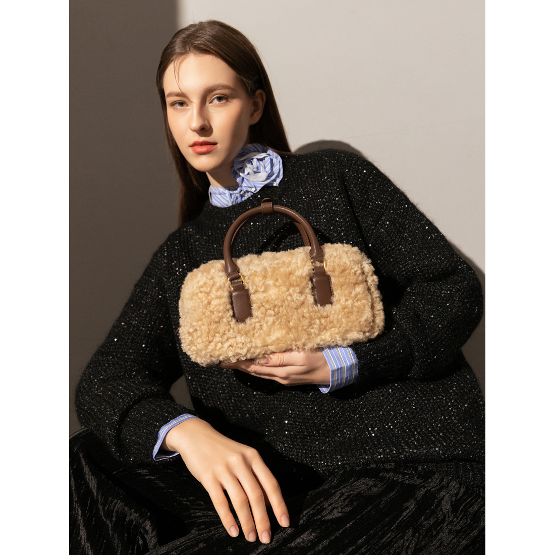 Sac à main 'Sherpa Fur Trimmed Elongated' pour Femmes