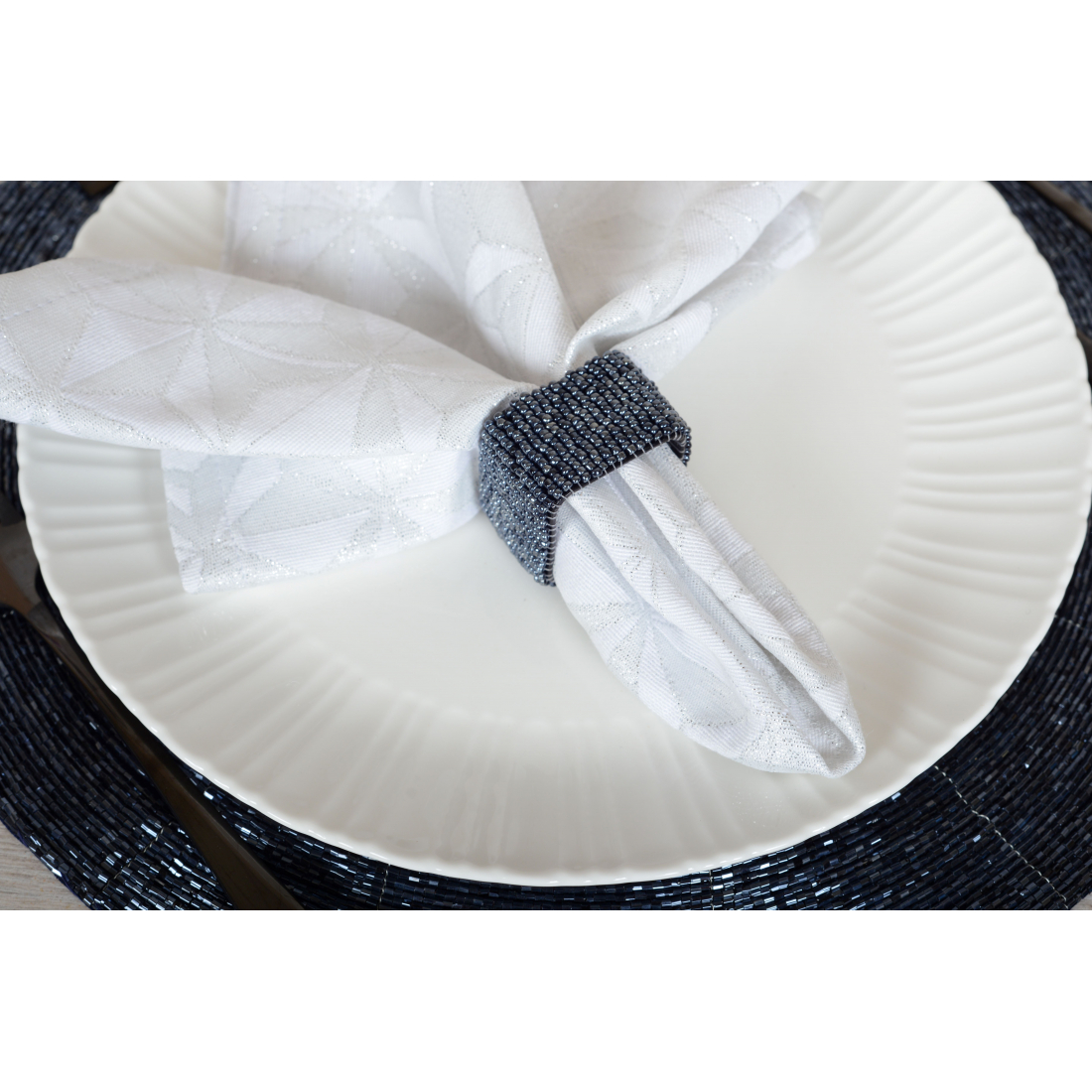 Set mit 4 dunkelblauen, rechteckigen Serviettenringen mit Perlen