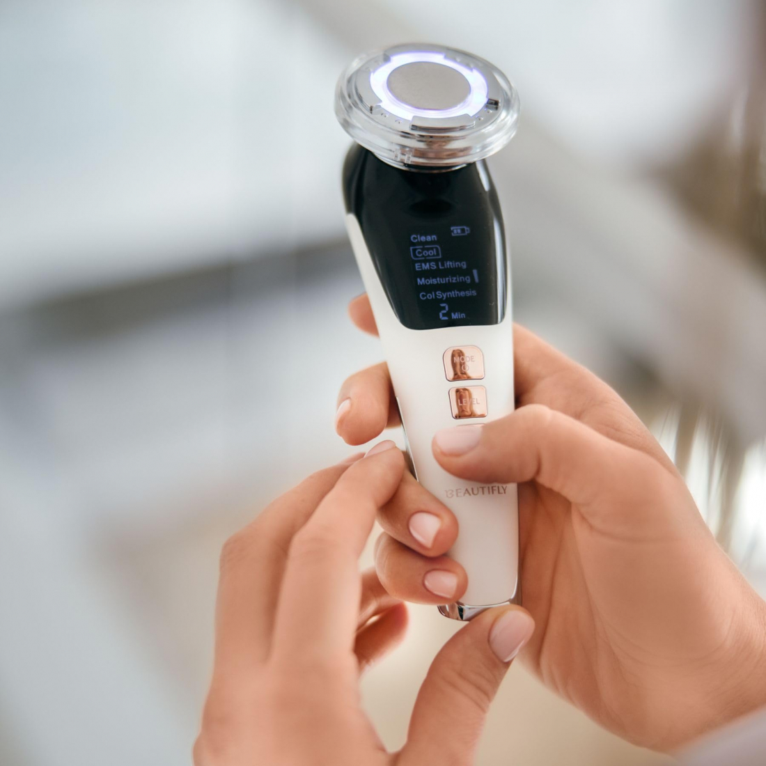 Appareil de Massage Facial Rajeunissant de Mésothérapie sans Aiguilles avec EMS, Cryothérapie et Photothérapie Glossy Pro