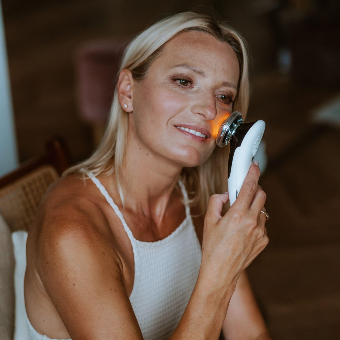 Appareil de Massage Facial Rajeunissant de Mésothérapie sans Aiguilles avec EMS, Cryothérapie et Photothérapie Glossy Pro