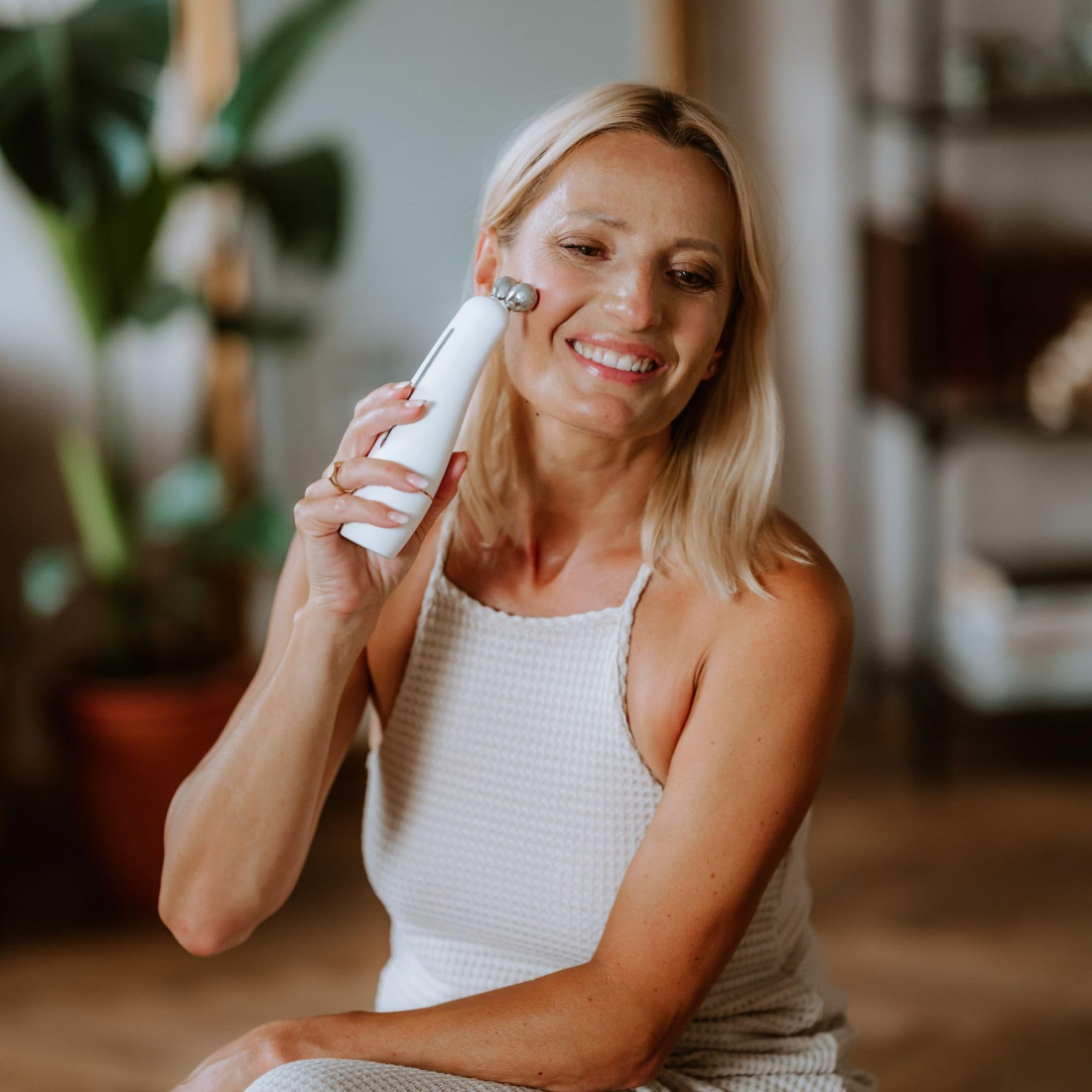 Masseur Facial Rajeunissant avec Radiofréquence, EMS et Nettoyage Ultrasonique Booster Pro