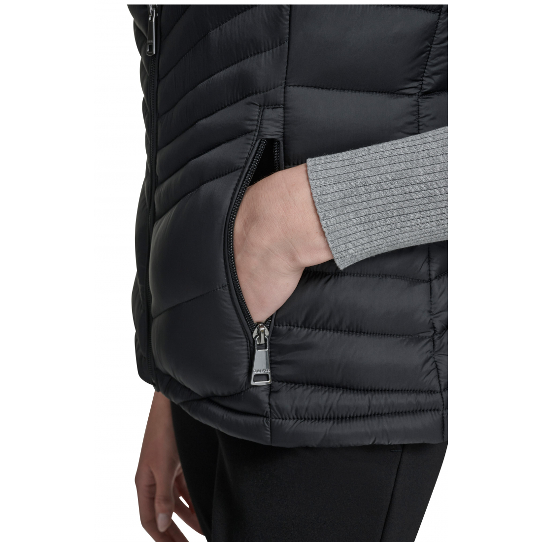 'Water Resistant Chevron Quilted Puffer Vest' pour Femmes