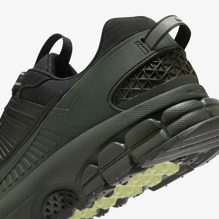 'Zoom Vomero Roam' Sneakers