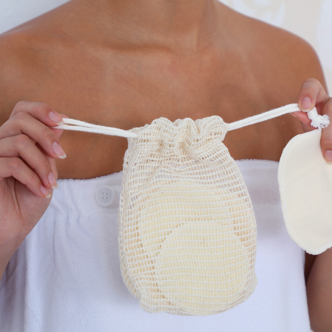 Cotons 'Bio Makeup Removing in Laundry Bag'