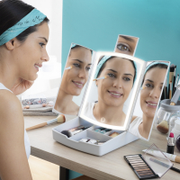 Innovagoods Klappbarer Spiegel mit LED und 3-in-1-Make-up-Organizer Panomir